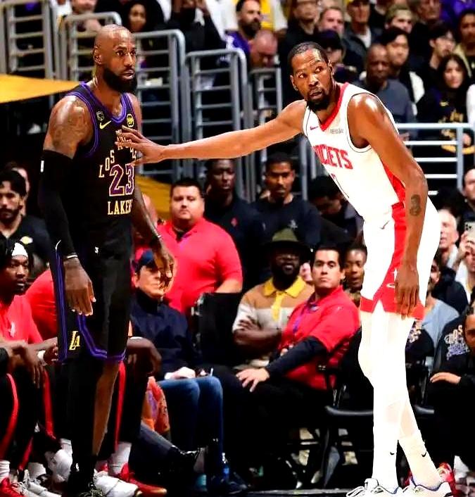 个别球迷一看雷霆伤了？真的绷不住。
 

这边雷霆二当家杰伦·威廉姆斯腿筋一拉，