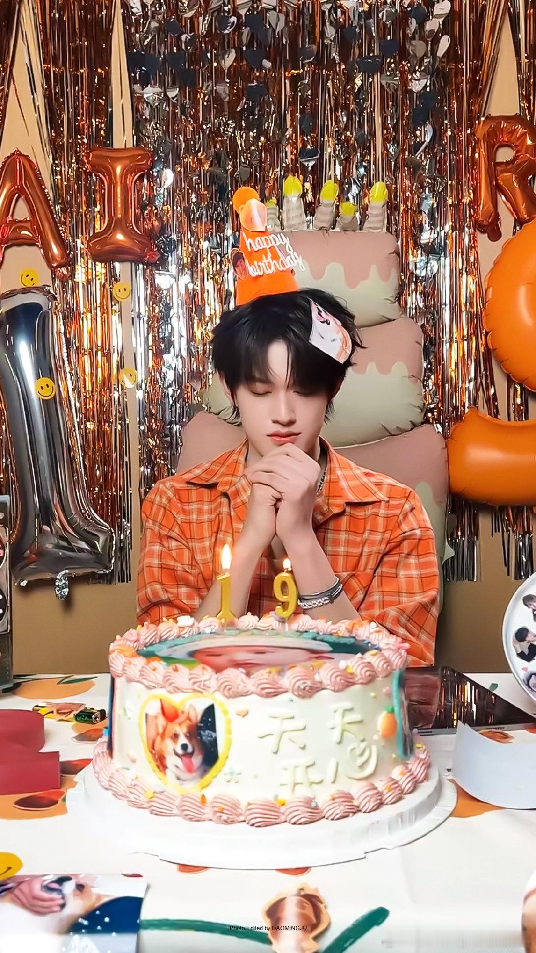 张极蛋糕上是婴儿照 张极蛋糕上的婴儿照也太可爱了吧，从小萌到大实锤了 