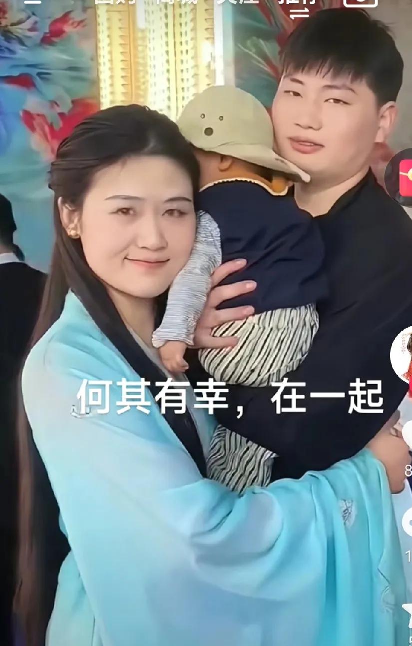 大衣哥儿媳儿子孙子一家三口合影，满满的幸福感，小两口一看就真爱吧！