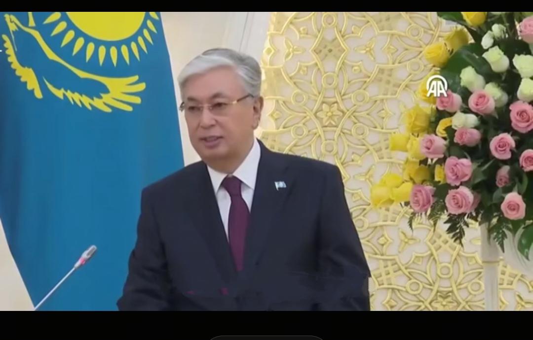 到日本出席日本与中亚五国峰会的哈萨克斯坦总统托卡耶夫，在会议结束后，在日本逗留了