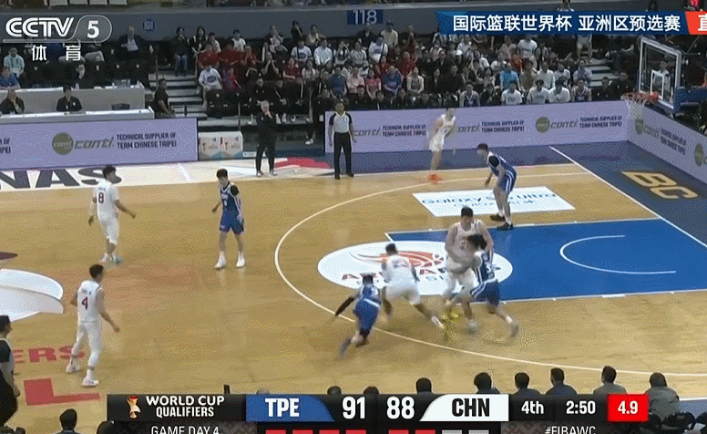 赵继伟超远三分扳平了！这球简直是库里式的进球中国男篮vs中国台北男篮