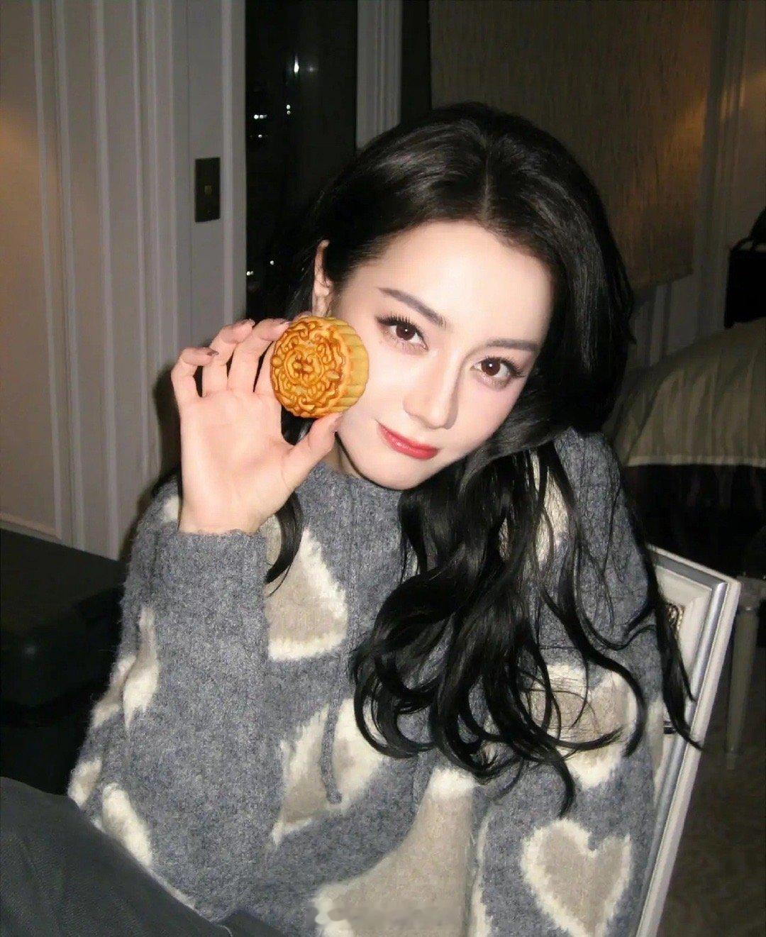 这种形状的月饼，即使是被迪丽热巴拿在手里，也还是不想吃。因为从小吃到大，形状就没