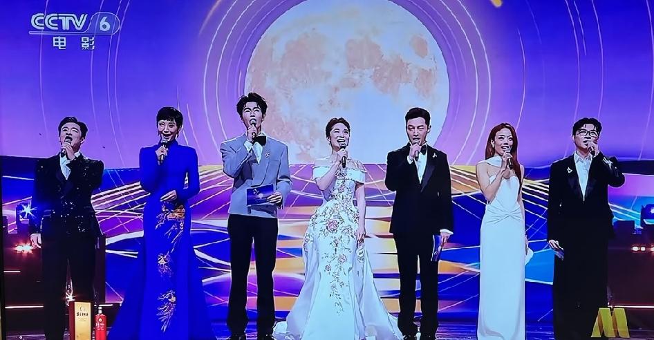 张凌赫真争气，得到了央视的肯定。
在澳门湾区升明月里，张凌赫当了主持人，都说他很