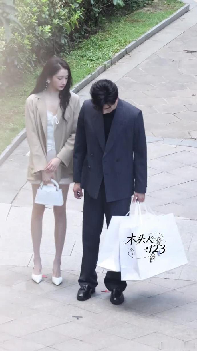关晓彤陈星旭长腿cp片场牵手同行的画面温柔又压抑，关晓彤和陈星旭组成的长腿CP视
