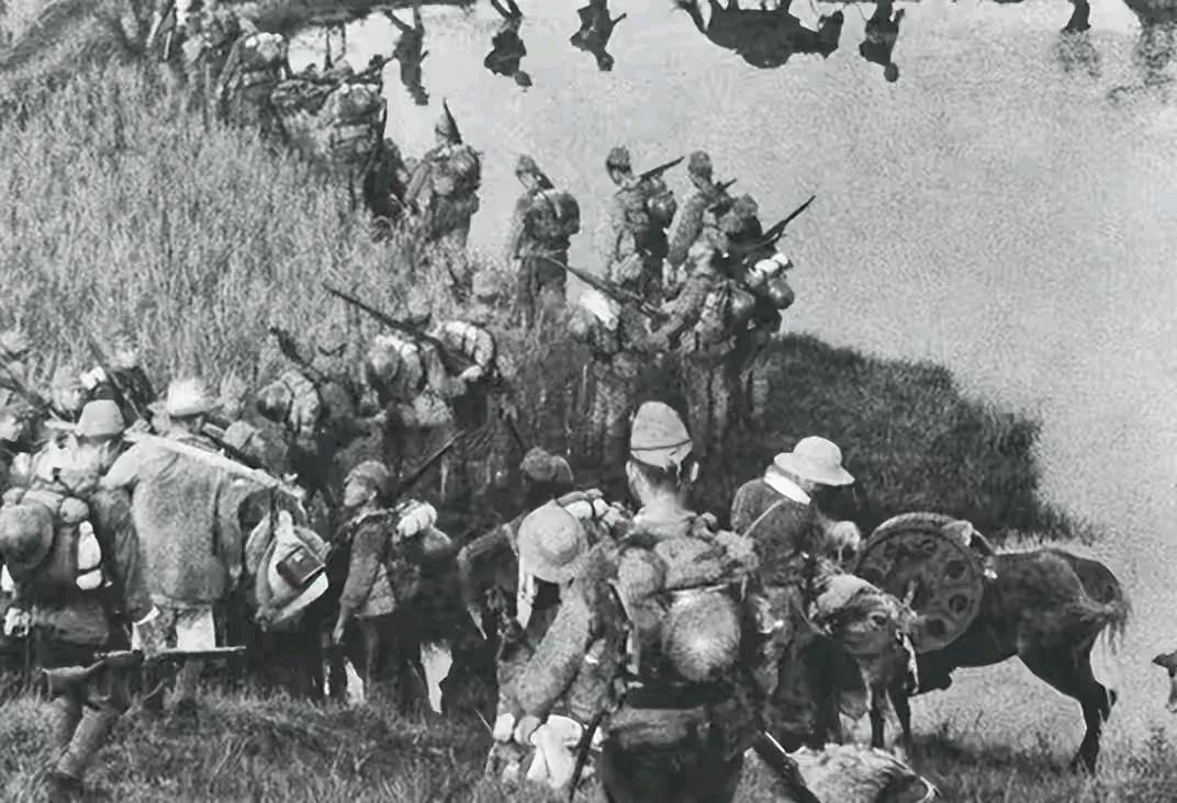 当年抱着炸药包扑向鬼子坦克时，他连眼睛都不眨一下，如今却在派出所里抖着枯瘦的双手