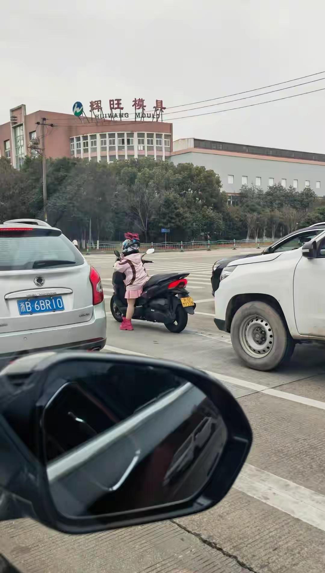 摩托车带来的多巴胺刺激，加上“不可预测的积极反馈”，让人容易上瘾。从神经科学看，