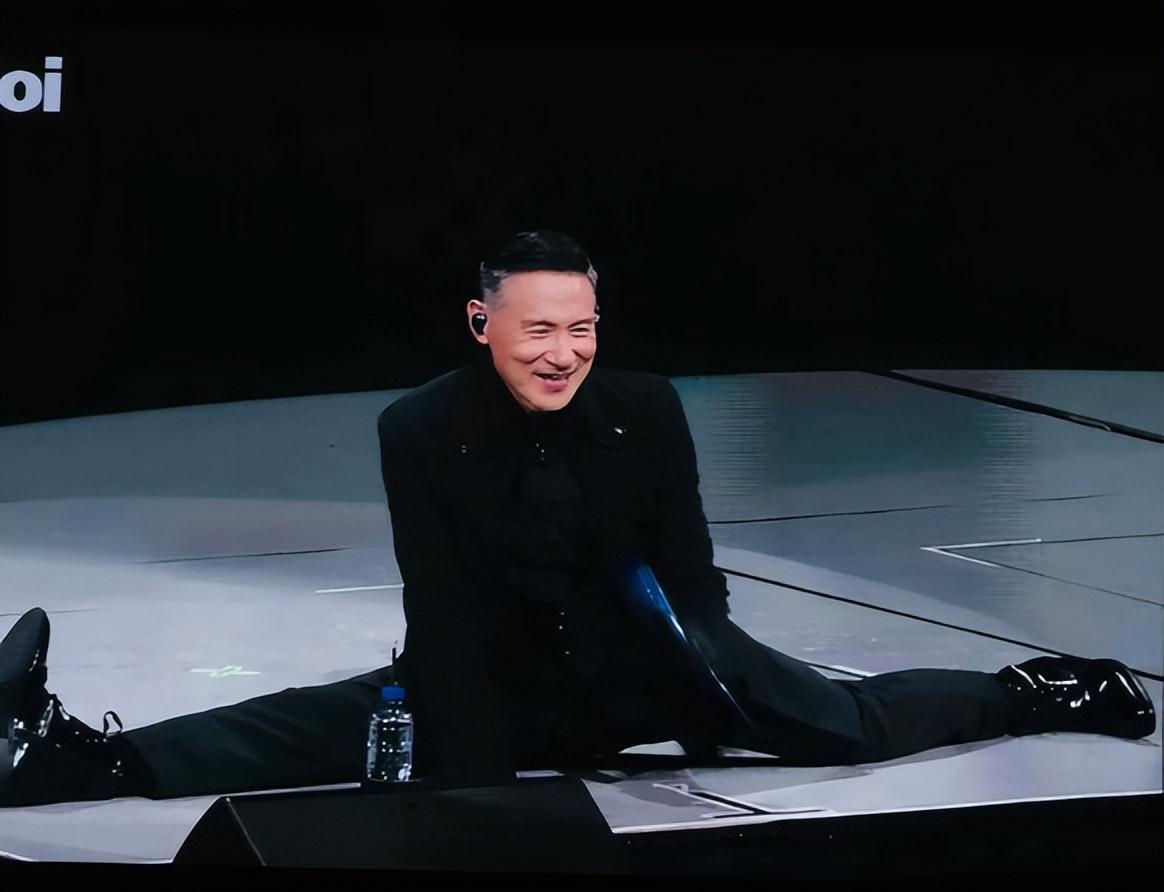 64岁开巡唱，练一字马，有趣的灵魂无关年龄

歌神永远是歌神！

张学友60+巡