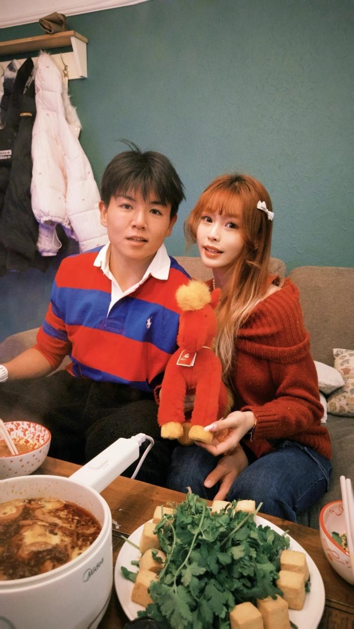 徐彬和女友在英国是这样过春节的。
加盟英超狼队被租借到巴恩斯利后，徐彬代表巴恩斯