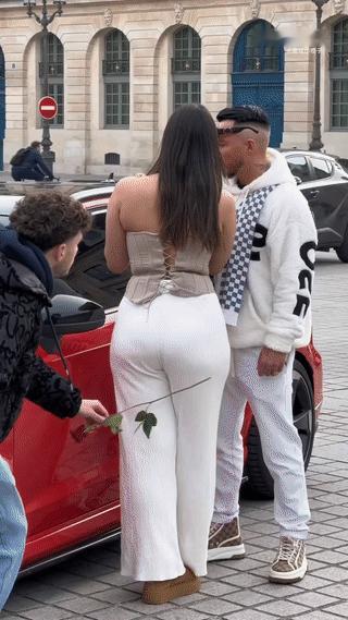 外国女人的恋爱观既奔放，又天真。
一朵很普通的玫瑰花🌹
就能让她们心花怒放。