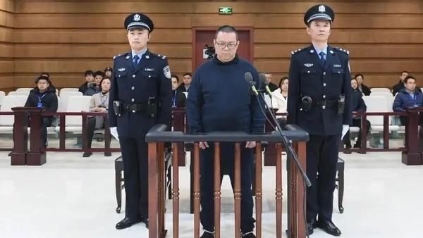 单笔受贿11.03亿！
6月2日，法院披露华融国际原总经理白天辉受贿案细节。此人