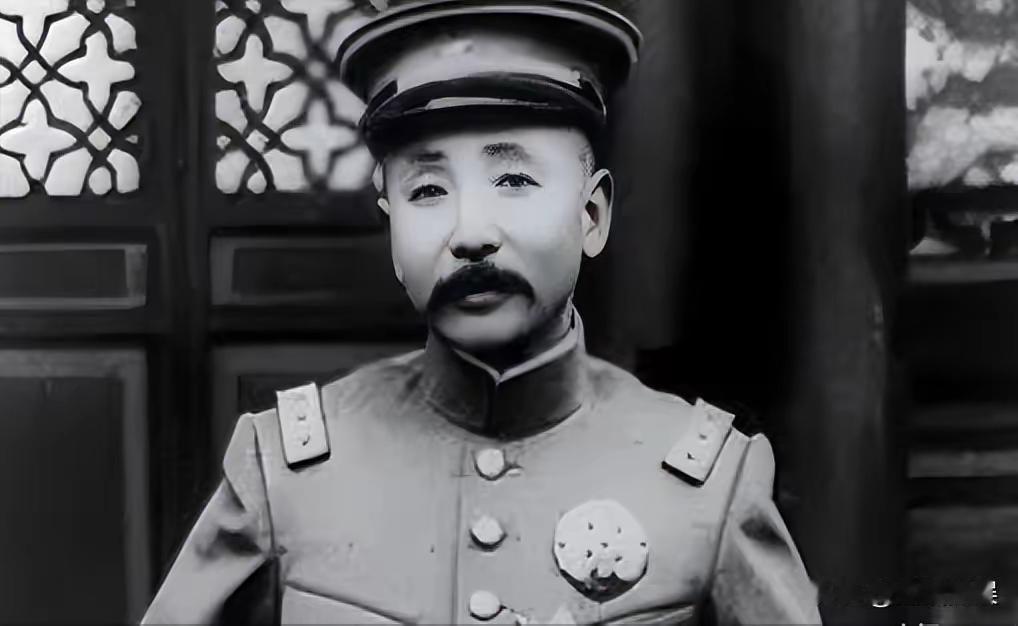 张作霖路过一个修鞋摊，见鞋匠干活慢，抬脚就踢了一下。鞋匠反手就给了他一巴掌，骂道