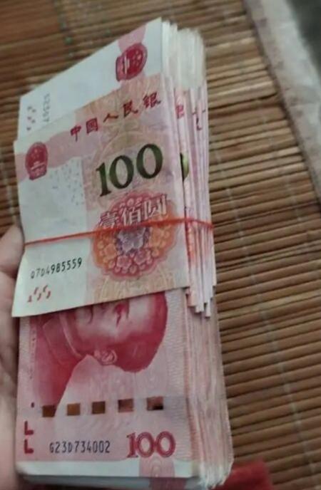 去年老家建房子，妈妈知道我们钱不够，把我叫到房间给了我2沓钞票。那一刻心里酸酸的