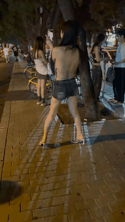 太离谱了！
我居然看到一女子穿内衣在大街上晃悠！当时街上人来人往的，我瞅着都替她