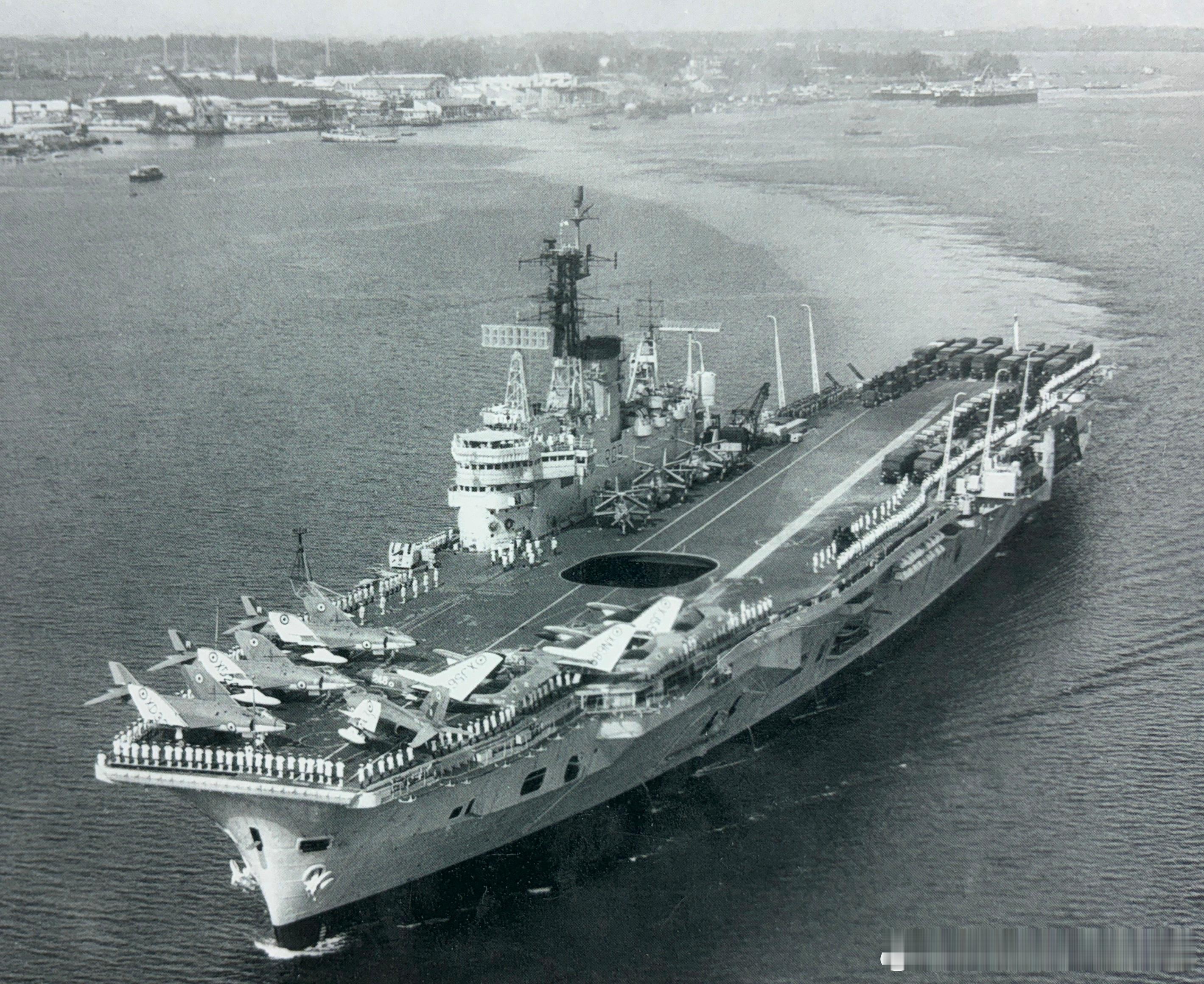 1962年10月25日英国海军皇家方舟号航空母舰搭载第34炮兵团从新加坡起航军事