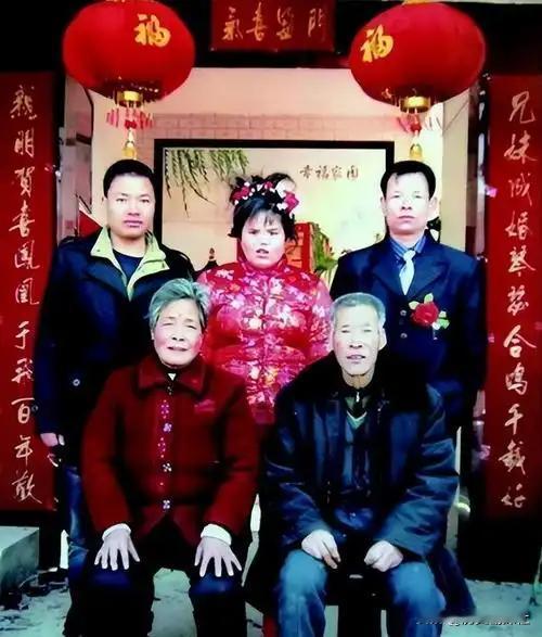 [太阳]1990年，陕西一位农民发现了一个没有鼻子和嘴巴的女婴，为了抚养她长大，