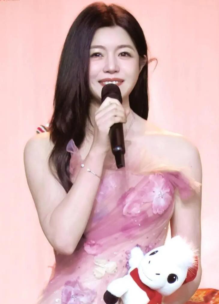 40岁陈妍希离异后状态封神，曾因小龙女被嘲小笼包，婚姻也让她事业停滞。

离婚后