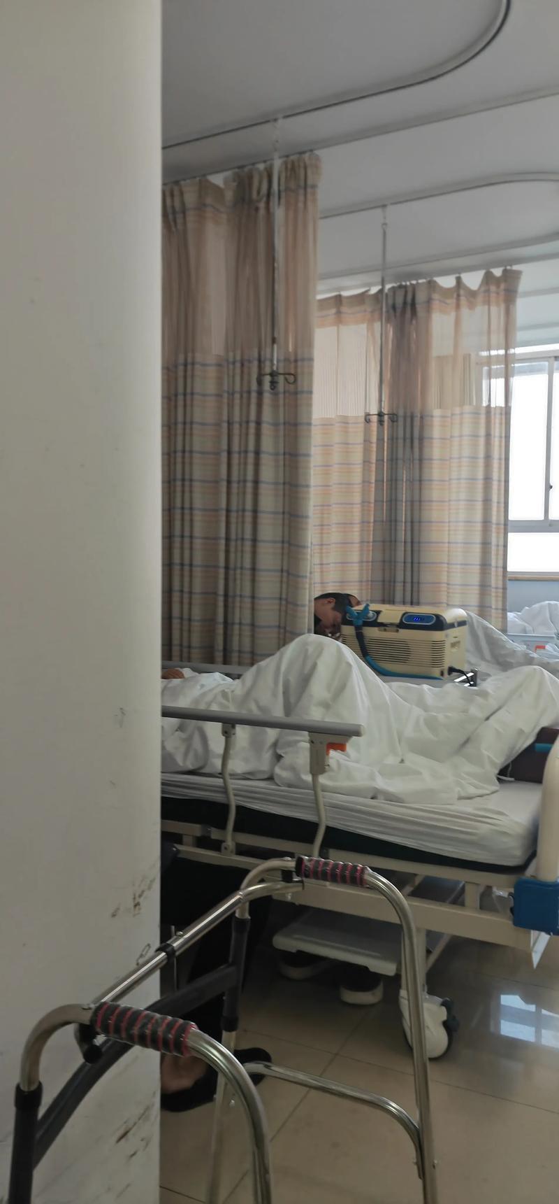 大舅妈肺癌做手术，穷姑爷跑前跑后照料，最得意的儿子打过来20万。有人说儿子不孝，