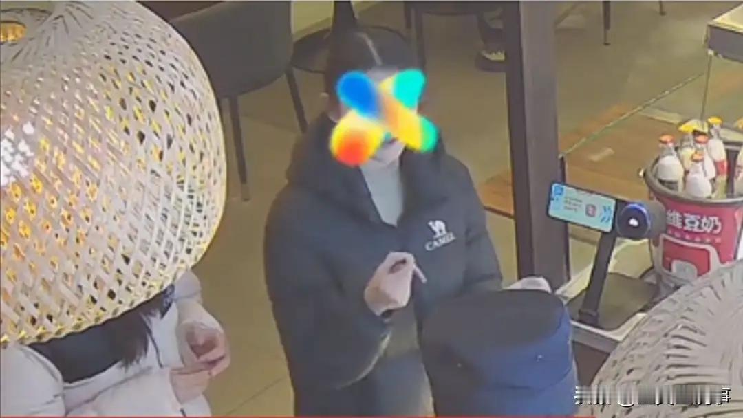 最近一名女大学生餐馆讹钱后续：正脸曝光很漂亮，家人轮番找店主目的曝光。
这起看似