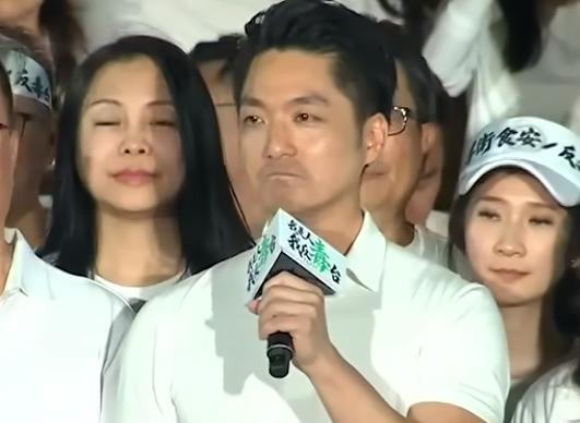 昨日，台北市长蒋万安在抗议活动上，一演讲完即与一旁“立法院长”韩国瑜“咬耳朵”。