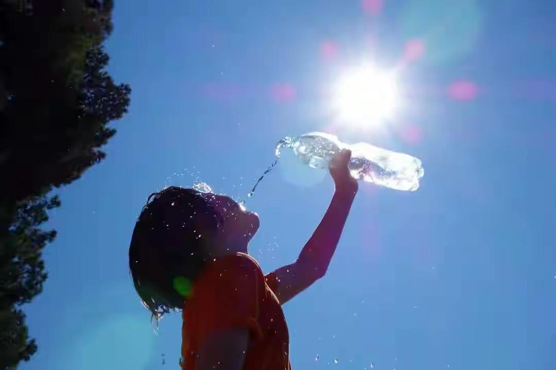 秋老虎马上杀到！气象预警：今年高温比往年更狠更持久 

立秋刚过，朋友圈里有人忙