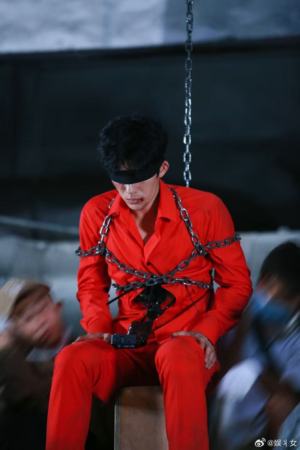 井柏然这6天囚禁戏看着都疼眼神戏绝了！囚禁中的绝望、破碎全靠眼神传递，井柏然把痛