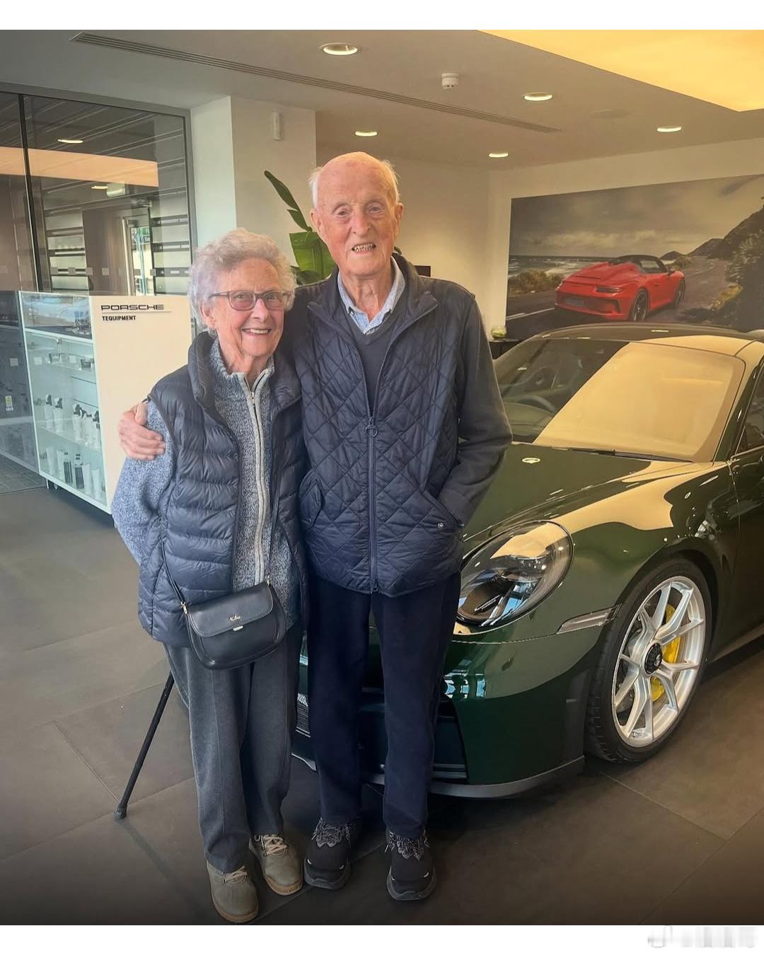 92岁的埃文斯夫妇购入一辆保时捷992 GT3庆祝结婚70周年，老两口儿不留遗产