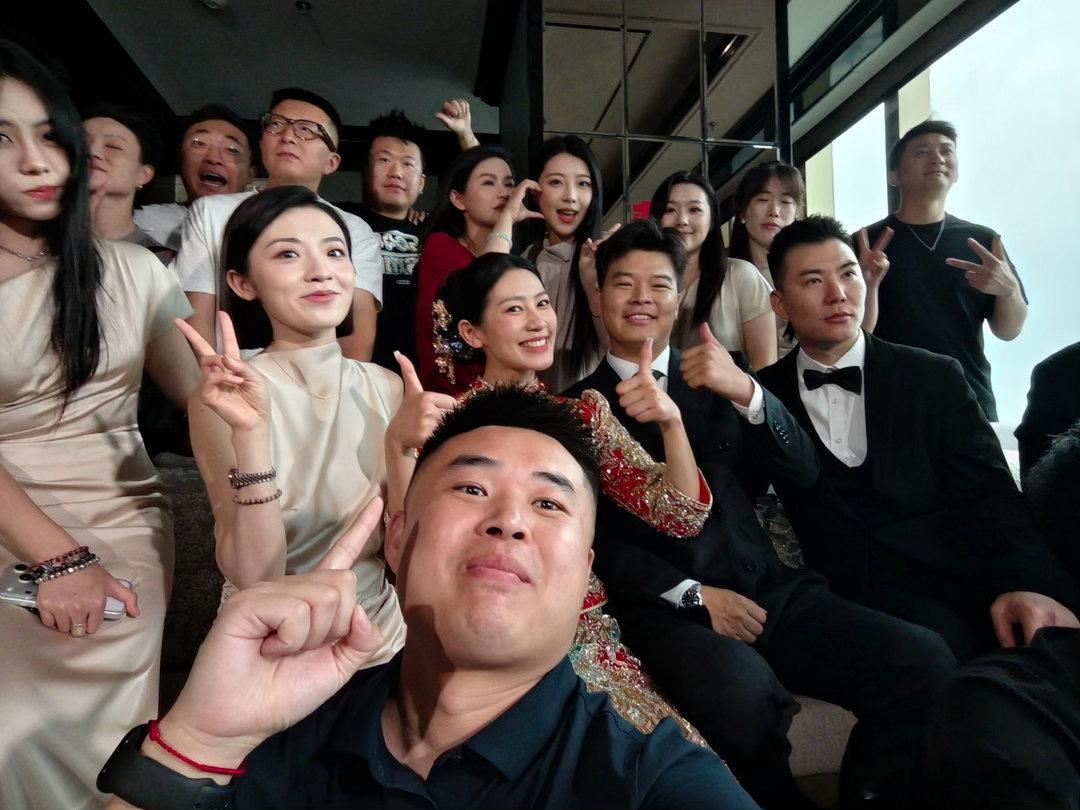 小吕秋晨大婚车队司机小1亿粉丝一上午的工作结束 祝这对新人 新婚快乐吧  ​​​