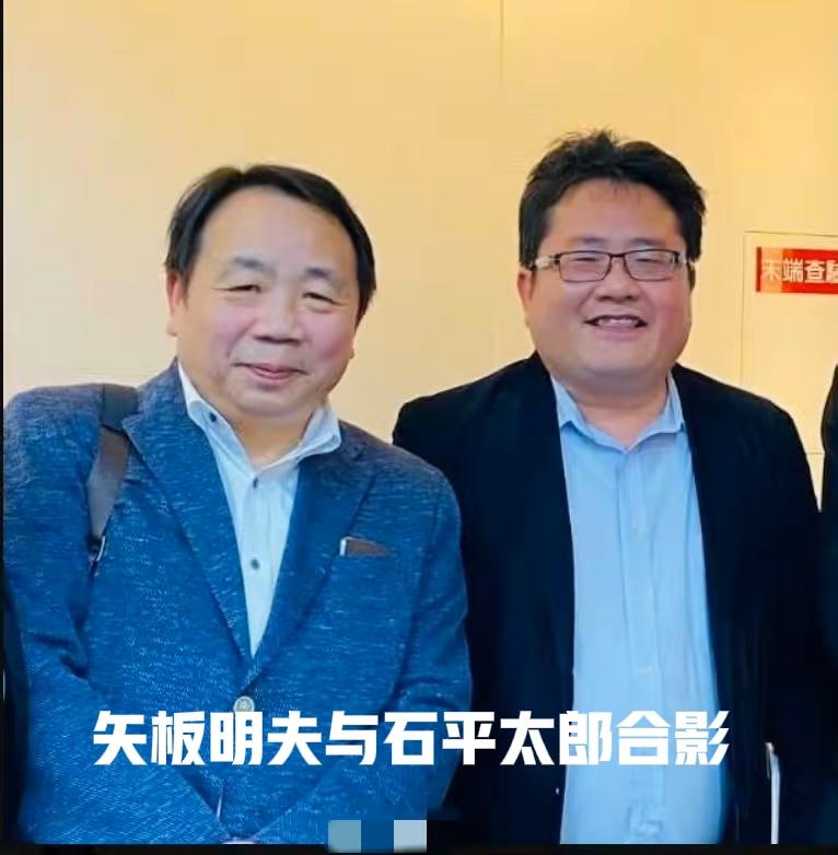 近日，在石平太郎被咱们制裁后，他的同类日本人矢板明夫随即在自媒体上发了一张与石平