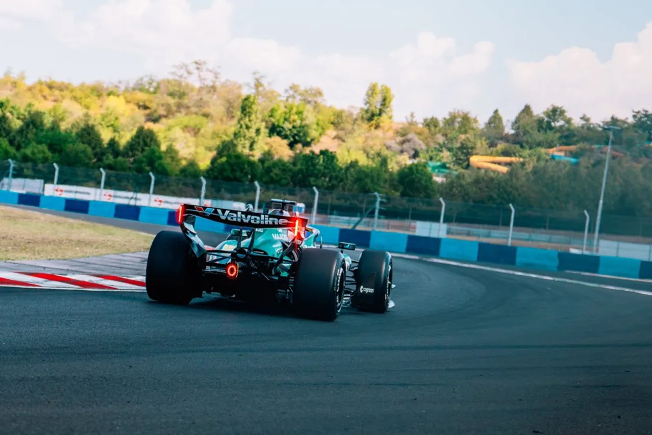 f1 阿斯顿·马丁车队在匈牙利亨格罗宁赛道进行了拍摄日测试，首次让搭载经FIA批