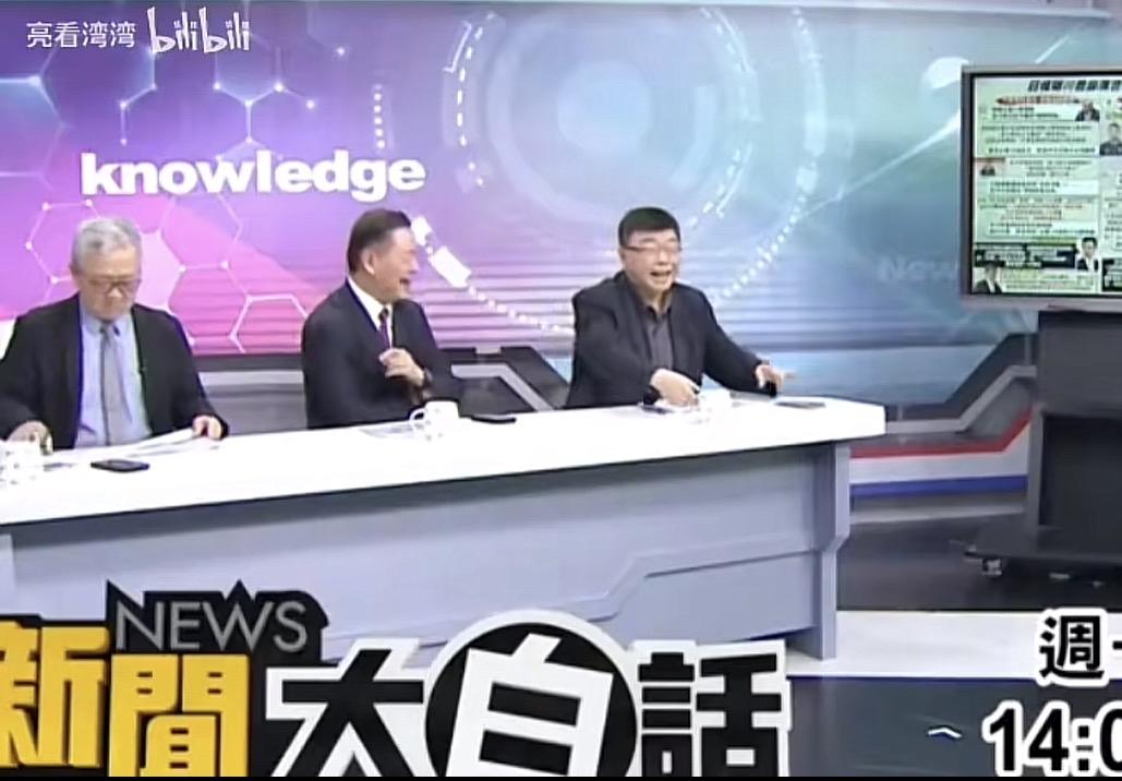 天呐，原谅我八卦的心啊，好奇心被调起来了，原来邱毅的老婆比他小39岁！还是明星级