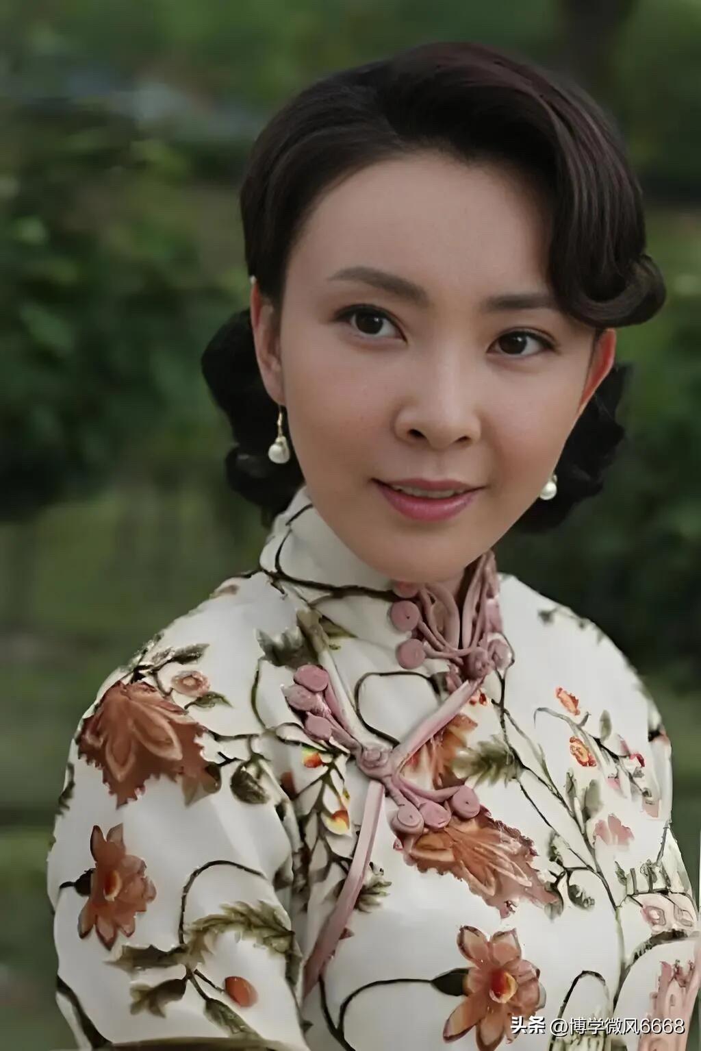 黑龙江省哈尔滨的美女就是有气质，之前的沈傲君也是，优雅大气，照片中的女演员是刘威