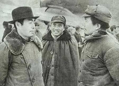 这是中国最厉害的铁三角，1976年三位伟人相继离世天地同哭。我想当时很多人应该很