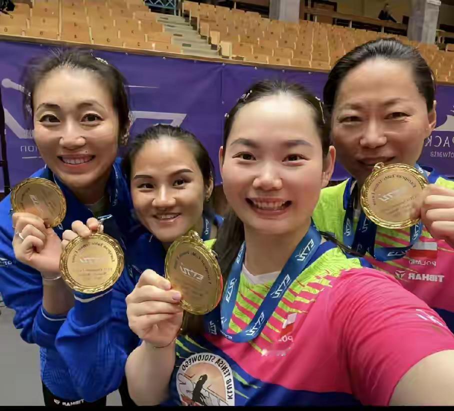 【德国球员削球手韩莹拉着何卓佳去波兰打欧冠比赛，夺冠合影都是中国面孔】还好教练是