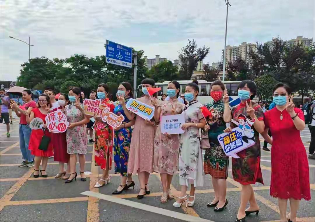 高考旗袍大规模退货！吊牌未摘却满身汗味，占便宜丢了格局
   高考场外妈妈们身着