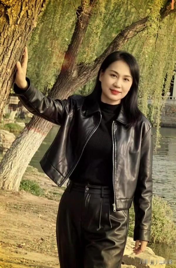 柳树的叶子已然泛黄，寒冷的冬季悄然来临。身着皮装，与河岸的柳树相互映衬，别有一番