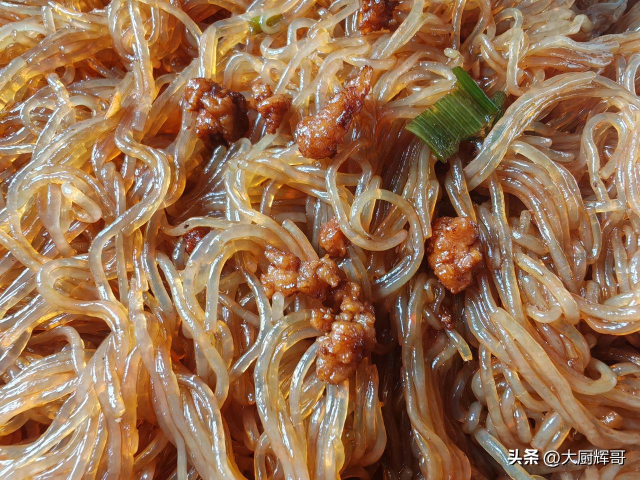 蚂蚁上树，即肉沫炒粉丝，可以带辣椒也可以不带。
肉沫入锅煸炒，加葱姜末爆香。放一