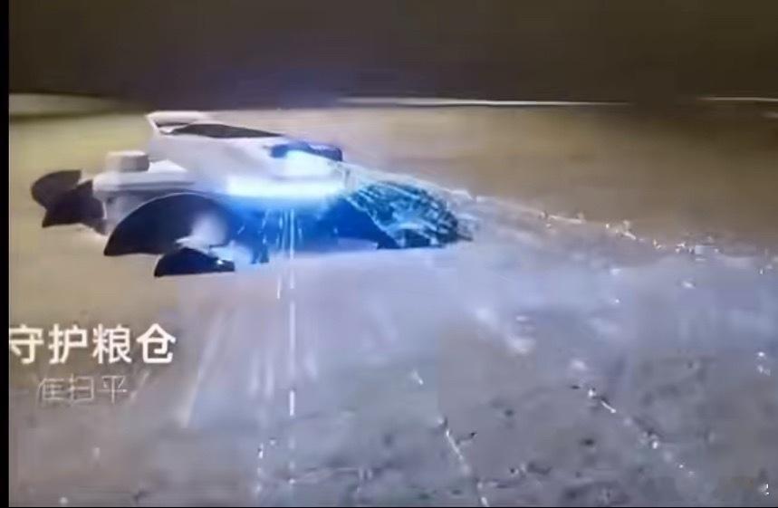 中储粮平仓机器人问世科技米老鼠，既可以保证粮仓食品的健康，又能够代替人工去除危险