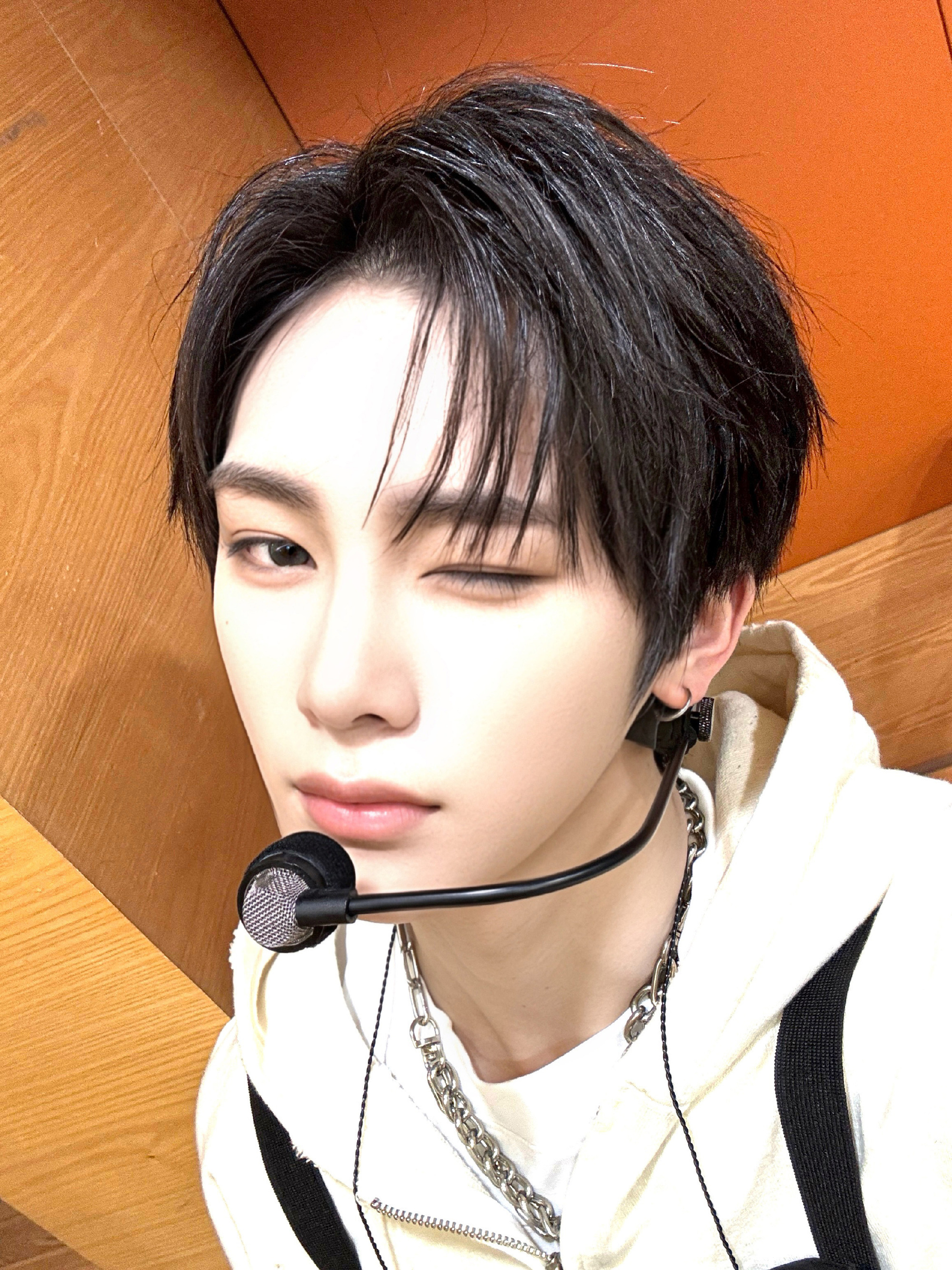 0000善良是黑夜中的星光，哪怕微弱，却足以照亮他人前行；是寒冬里的暖风，无声无