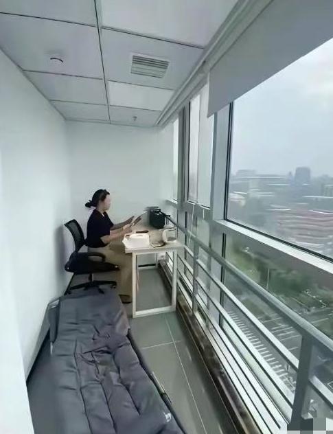 公司把我的工位搬到了阳台上，美其名曰景观工位，说一边办公一边看风景。确实视野好，