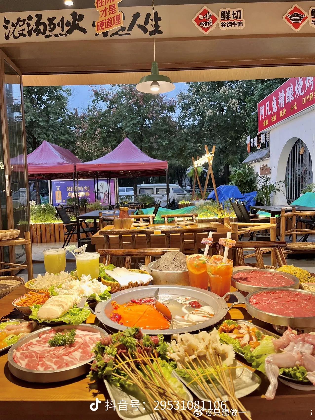 永辉超市买了我爱吃的饼干、小孩爱喝的饮料，小北考试完来吃火锅了。 
