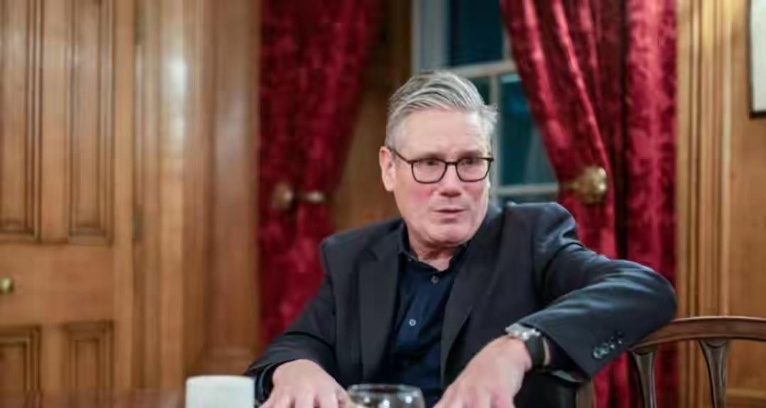 卡尼一番话点醒英国，斯塔默匆忙来华，中方为何拖到最后才官宣？