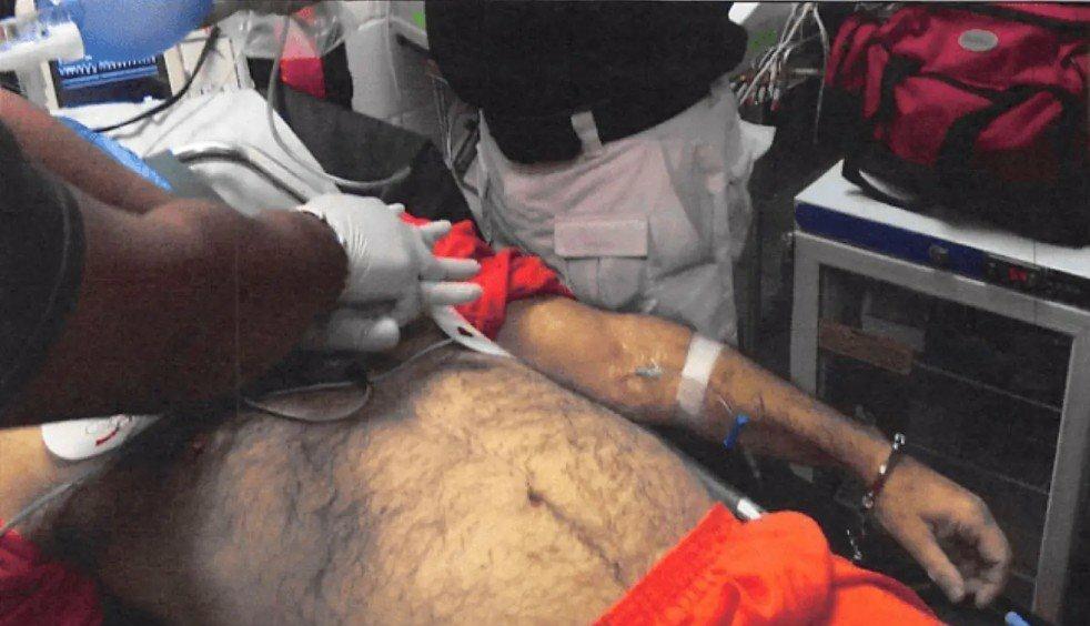 这是个啥东西？居然是人的身体。有网友说是爱泼斯坦的尸体，看着吓人，没有半点美感。