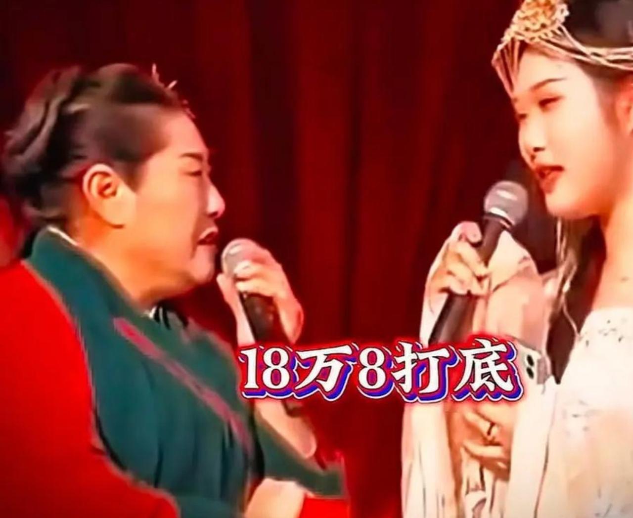 女方开口彩礼18万8打底，一旁做保安的男生听完只能尴尬苦笑。
台上轻描淡写一句话