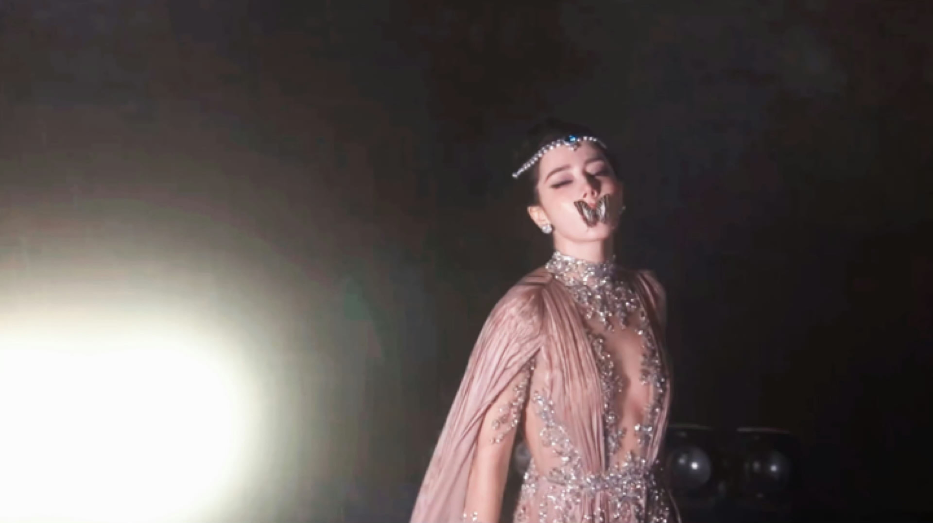迪丽热巴 毯神我的天呀热巴这也太美了吧太有西域feel了 ​​​