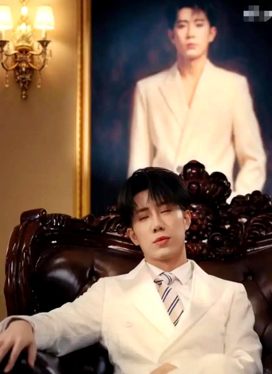 74岁刘晓庆演70岁霸总，把千亿家业甩给95后种地小伙。剧名够雷，3天冲8000