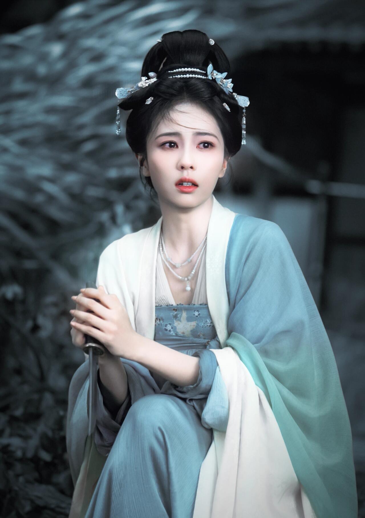 莫离  都别跟我抢啊啊啊！我好爱叶璃啊啊啊啊！莫离怎么能把故事讲到这么勾人！弹幕
