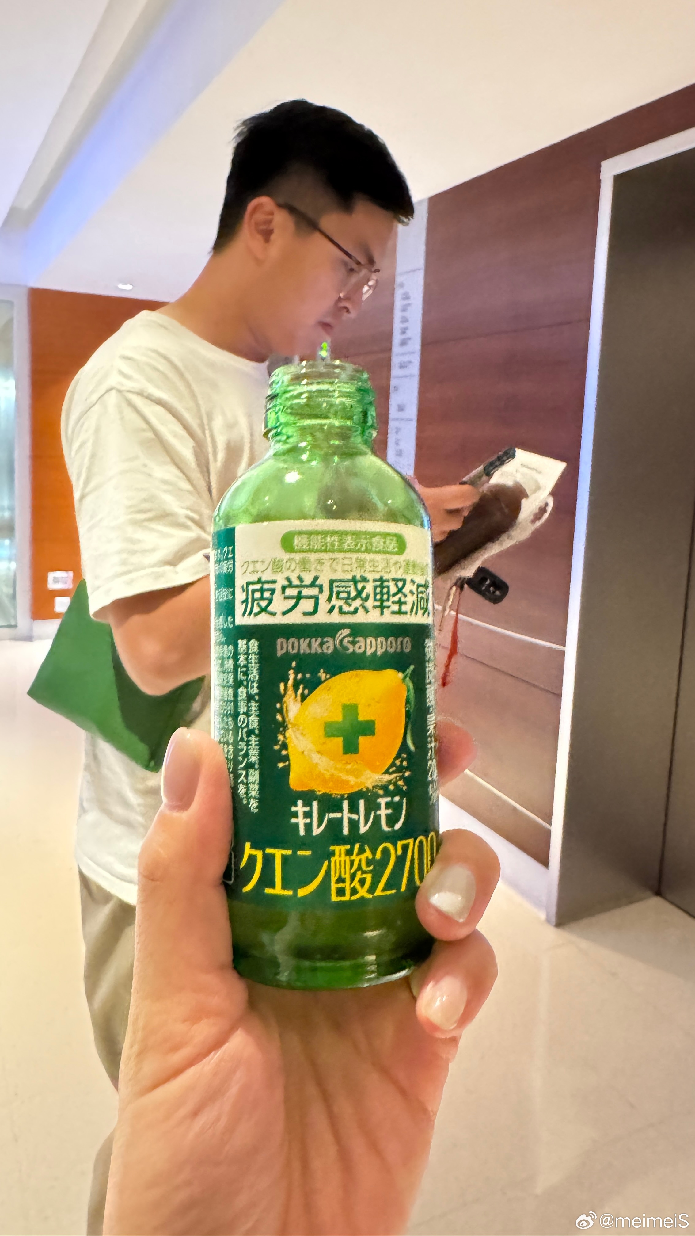 这个人去到哪里都要逛超市、买各种吃吃喝喝的吃、放、吃、放又过了愉快的一天