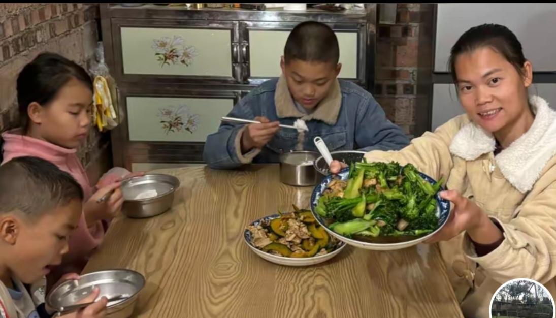 其实我现在越来越喜欢广西了，所以我就喜欢去看一帆妈妈带着她家六口在广西农村过农村