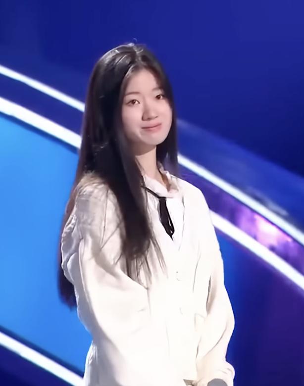 2020年，18岁的单依纯站在《中国好声音》总决赛的舞台上，成了那届年纪最小的总