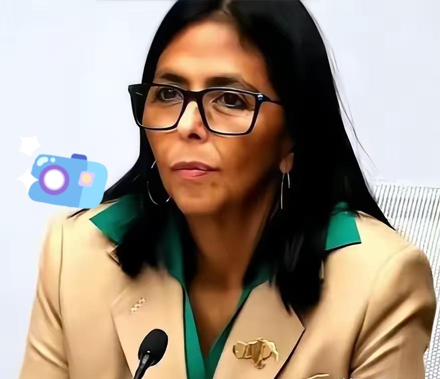 委内瑞拉上演了最魔幻的一幕。
那个上台后推动石油收入由美方托管、开放油气合作，被